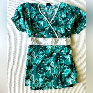 x-small women’s scrub top- green and teal